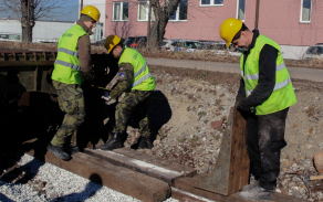 Při výstavbě rampy je důležité dodržet technologický postup, včetně vzdáleností mezi jednotlivými díly.