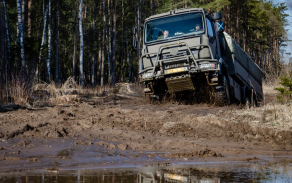 Tatra T-810 při jízdách v terénu v rámci přípravy řidičů na mezinárodní cvičení Rising Griffin.