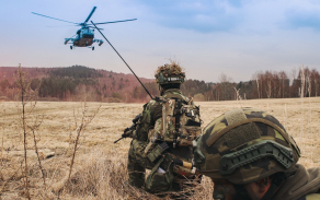 Letecký transport raněného (tzv. MEDEVAC) zabezpečoval vrtulník.