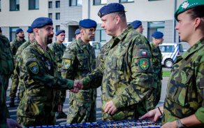 Při nástupu převzali vojáci druhé rotace medaili udělenou litevskými ozbrojenými silami.