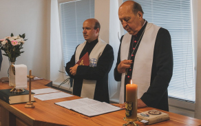 Bohoslužbu vedl generální sekretář Ekumenické rady církví v ČR ThDr. Petr Jan Vinš a pomocný biskup římskokatolického Biskupství českobudějovického Mons. Pavel Posád. 