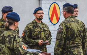 Vojáci převzali pamětní odznaky jako ocenění za svou službu v zahraniční misi