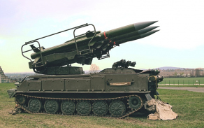 Nepřátelský cíl je následně ničen raketami z odpalovacího zařízení 2P25.