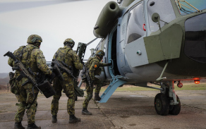 Čeští vojáci během nástupu do vrtulníku Mi-171š.