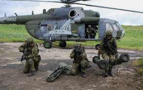 Vrtulník vysadil vojáky s protiletadlovým kompletem RBS-70 na střelnici.