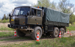 Nácvik couvání s nákladním automobilem Tatra.