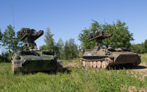 Obsluhy protiletadlových kompletů S-10M2D zachytávají a cvičně sestřelují imitované vzdušné cíle.
