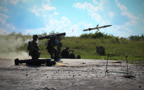 Střelba z protiletadlového raketového kompletu RBS-70. 
