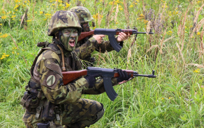 „Kontakt, nepřítel na třetí hodině!“ křičí velitelka jednotky. 