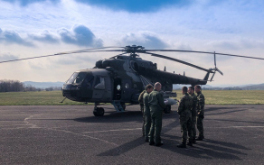 Vojáci spolupracovali například s piloty vrtulníků.