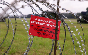 Vstup do perimetru vojenské jednotky je zakázán.