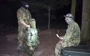 Po vyzvednutí probíhá další ověřování totožnosti vojáků.
