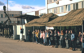 Studenti a vojenští důchodci přihlíželi slavnostnímu nástupu, který byl věnován 20. výročí vstupu ČR do NATO.