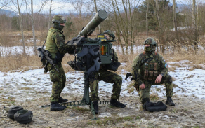 Nabíjení protiletadlového kompletu RBS-70NG.