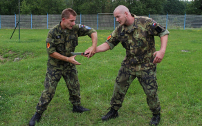 Lukáš Kovanda (vlevo) s kolegou při tréninku technik boje zblízka.