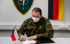 Velitel 2. Úkolového uskupení AČR eFP v Litvě major Rostislav Růžička podepisuje závěrečný předávací protokol.