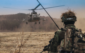 Letecký transport raněného (tzv. MEDEVAC) zabezpečoval vrtulník.