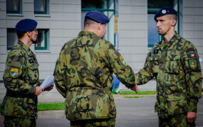 Někteří vojáci převzali mimořádné ocenění za plnění služebních úkolů při svém nasazení v zahraniční operaci.