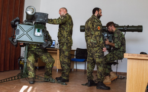 Na trenažérech sestřelovali nepřátelské vzdušné cíle.