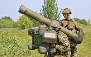 Nabíjení protiletadlového raketového kompletu RBS-70.