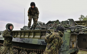 Vojáci procvičovali i nabíjení protiletadlového kompletu S-10M2D.