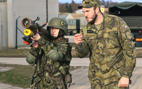 Na simulátoru protiletadlového raketového kompletu S-2M si vyzkouší zachytávat a cvičně ničit nepřátelské vzdušné cíle.