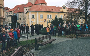 Pietního aktu se zúčastnily desítky lidí, včetně dětí ze základní školy F. L. Čelakovského