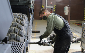 Mechanik sundavá pneumatiku před kontrolou brzd.