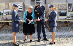 Ředitelka muzea Ivana Říhová a zástupce velitele strakonického útvaru plukovník Jaroslav Daverný zahájili výstavu slavnostním přestřižením pásky. 