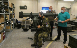 Přejímka zbraňových systémů probíhala ve výrobních prostorech společnosti Saab Dynamics AB.