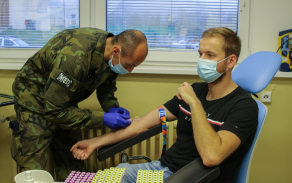 Příslušník strakonického obvaziště poručík Jaroslav Duchoň při odběru krve dalšího z vojáků.