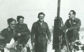 Jaroslav Selner (první zprava) s příslušníky své jednotky v Tobruku v roce 1942.