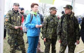 Dálkového pochodu se zúčastnili vojáci i civilisté.