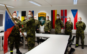 Předání státní vlajky do rukou nového velitele českého uskupení.