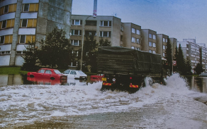 Vojenská technika byla často jediná, která byla schopna projet zatopenými ulicemi.