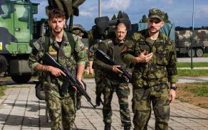 Vyzkoušeli si, jak se jednotlivé části protiletadlového kompletu RBS-70 přenášejí na určené místo.
