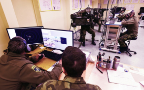 Velitel si na instruktorské stanici vytváří různé scénáře a úlohy