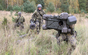 Příprava protiletadlového raketového kompletu RBS-70 v palebném postavení.