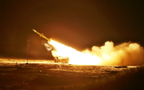 Noční střelba z protiletadlového raketového systému 2K12 KUB.