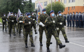 Slavnostní nástup byl zahájen přinesením bojových praporů.