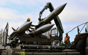 Vojáci nacvičovali manipulaci s raketami, které váží 635 kilogramů.