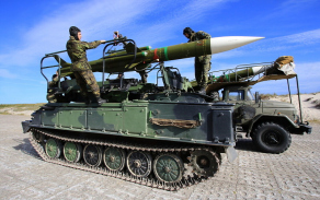 Po vyhlášení signálu G-120 nabíjejí vojáci rakety na odpalovací zařízení. 