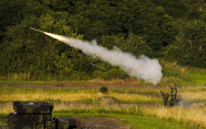 Čeští vojáci při střelbě z protiletadlových raketových kompletů S-2M. 