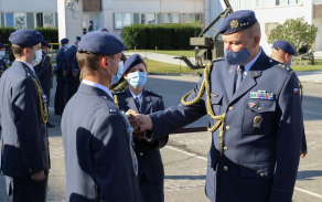 Velitel strakonického útvaru plukovník Jaroslav Ackermann ocenil vojáky za jejich práci.
