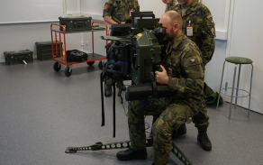 Odborný kurz absolvovali u společnosti Saab Dynamics AB také strakoničtí technici. Na snímku testují zaměřovač.