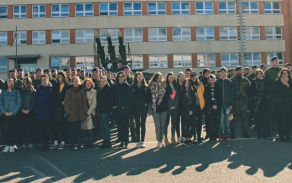 Nechyběla ani společná fotografie studentů s vojáky.