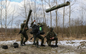 Přebíjení protiletadlového kompletu RBS-70NG.