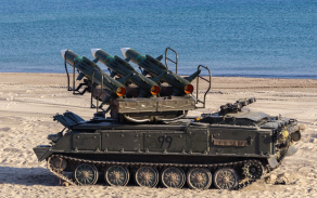 Odpalovací zařízení s raketami v palebném postavení.