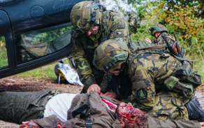 Vojáci aktivní zálohy zasahovali při simulované autonehodě.