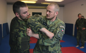Instruktor boje zblízka desátník Petr Kopáček předvádí desátníkovi Pavlu Culkovi správnou techniku úderu.